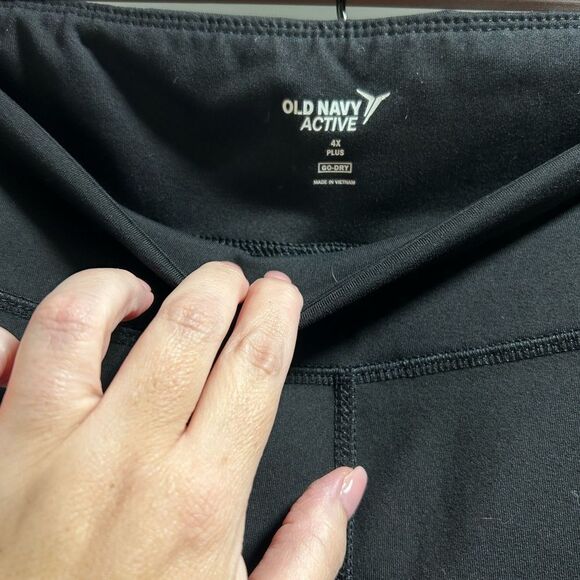 Old Navy Active Black Cropped Leggings size 4xl - Picture 2 of 7